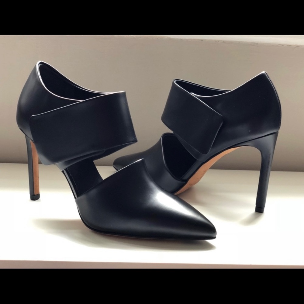 VINCE CAPRI BLACK LEATHER WITH VELCRO PUMPS